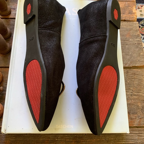 Gucci Women's Black Flats with Gold Detail - Picture 2 of 4